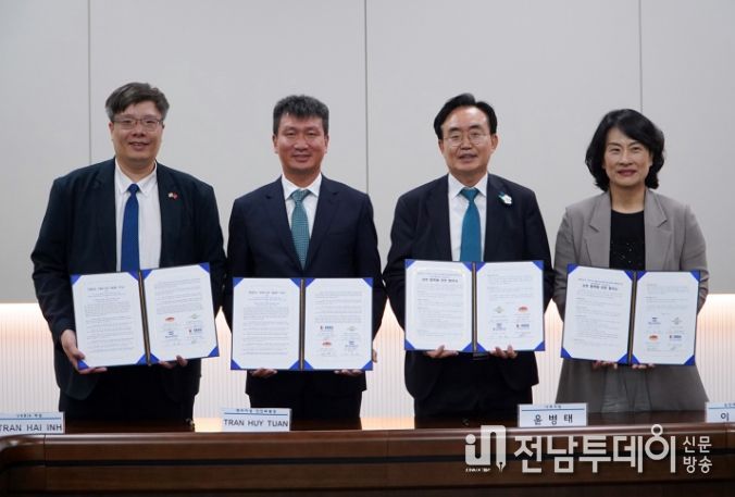 나주시가 베트남 옌바이성, 동신대, 베한기업인투자협회(VKBIA) 등 3곳과 에너지신산업분야 상호협력 협약식을 했다. (사진제공-나주시)