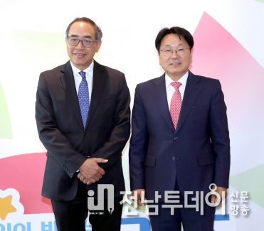 강기정 광주광역시장이 21일 오전 시청 3층 접견실에서 타니 쌩랏 신임 주한 태국대사 접견 후 기념촬영을 하고 있다.