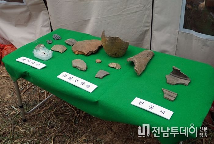 나주시 반남면 자미산 정상부에서 고대 제사유적이 발굴됐다. 시는 지난 20일 현장설명회를 갖고 발굴 성과를 시민들에게 공개했다.