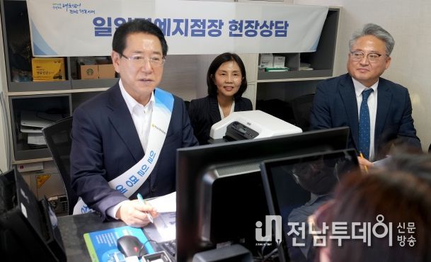 25일 전통시장·소상공인 경영애로 청취를 위한 금융버스 ‘가드림’ 일일명예지점장으로 위촉된 김영록 전라남도지사가 목포청호시장에서 전통시장·소상공인을 대상으로 보증상담 업무를 지원하며 고충과 건의 사항을 청취하고, 지역경제 활성화 방안을 모색하는 현장 상담회를 개최했다.