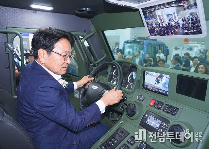 강기정 광주광역시장이 지난달 27일 오후 서구 김대중컨벤션센터에서 열린 '2024 광주미래산업엑스포 개막식'에 참석해 수출용 장갑차량 내부를 살펴보고 있다./광주광역시 제공