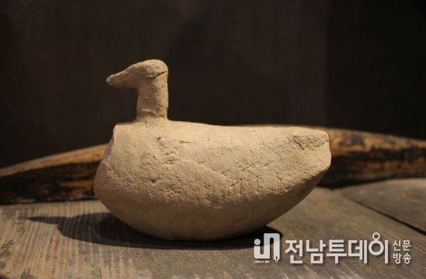 곡성군, 도예가 달꼴 조일복 작가 개인전 '밤을 베낀다' 개최