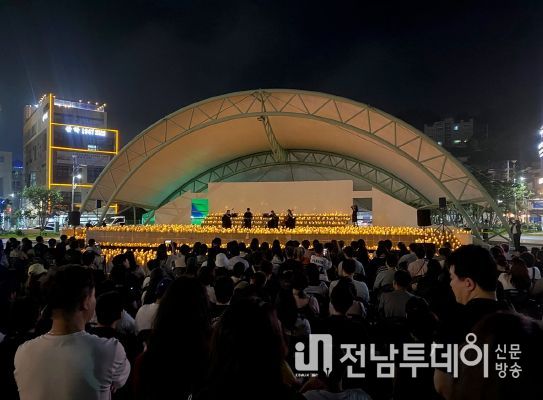 여수시(시장 정기명)가 지난 11일 종포해양공원에서 개최한 ‘리듬 오브 더 나이트, 여수(Rhythm of the night, Yeosu) 캔들라이트 콘서트’가 관람객들의 호평 속에 마무리됐다.