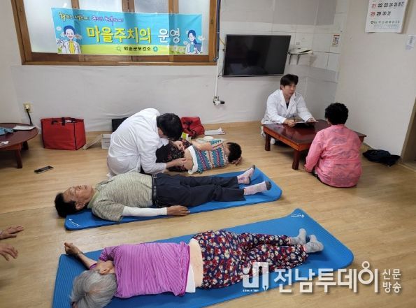 마을주치의: 능주보건지소 공중보건의가 마을주치의 운영으로 주민을 진료하는 모습