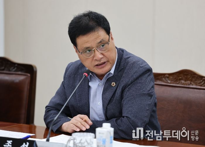 주종섭 의원이 전략산업국 소관 업무보고에서 현안 질의를 하고 있다.