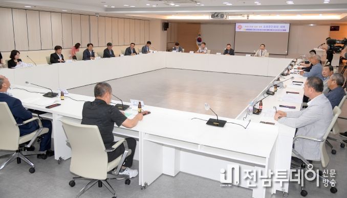강기정 광주광역시장이 23일 오후 시청 중회의실에서 열린 소상공인과의 간담회에 참석해 복합쇼핑몰 추진상황과 계획을 설명한 후 건의사항 청취 및 의견수렴을 하고 있다.