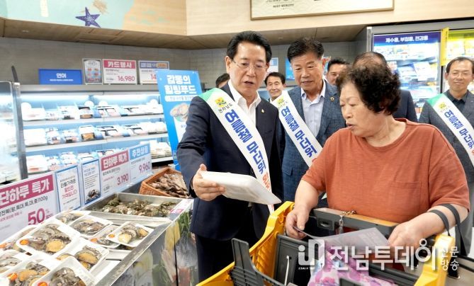 김영록 전라남도지사가 7일 오후 이마트 광주점에서 열린 ‘2024 전복 소비촉진 판촉행사’에서 소비촉진을 위한 홍보활동을 하고 있다.