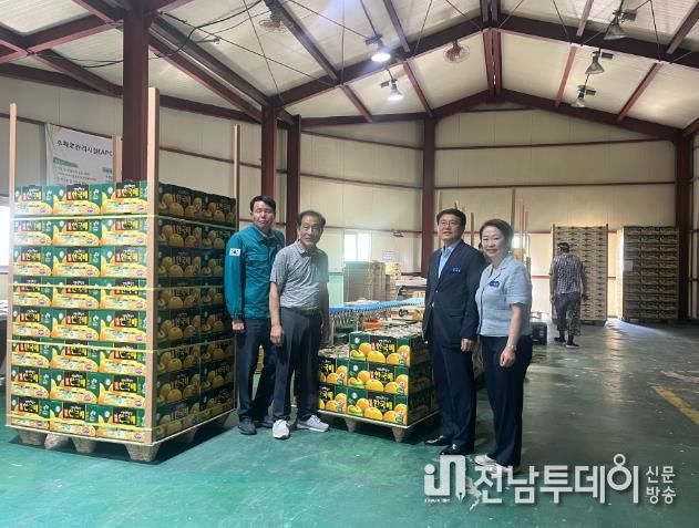 이귀동 군수 권한대행이 수출배 작업현장을 방문해 농가를 격려하고 있다