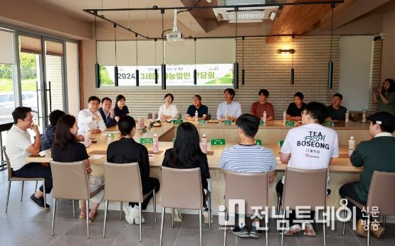김철우 군수가 3세대 차 후계농과 도시락 간담회에서 의견을 나누고 있다.