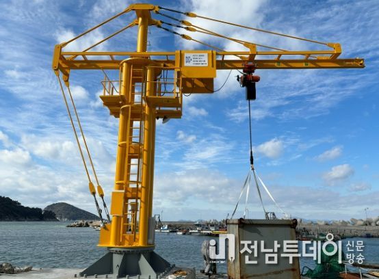 관내 항·포구 14개소에 소형어선 인양기 설치사업을 추진하고 있다.