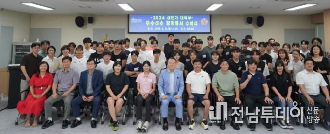 대학부 우수선수 장학증서 수여식 단체