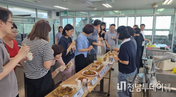 14일 강진군 강진읍사무소에서 열린 제2회 강진하맥축제 음식부스 판매메뉴 시식회 모습.