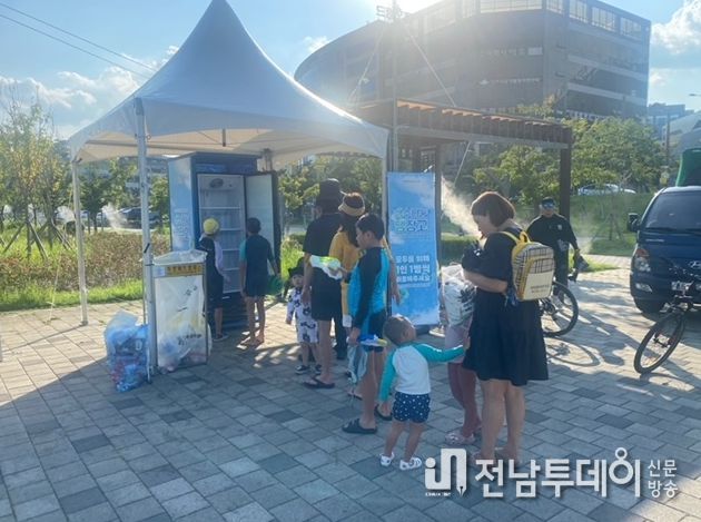 나주시가 여름철 무더위 온열질환 예방을 위해 ‘생수 나눔 냉장고’를 설치 운영한다.