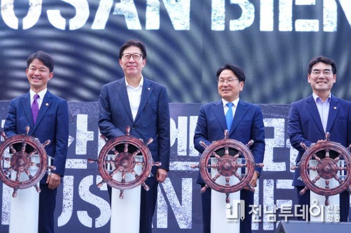 강기정 광주광역시장이 16일 오후 부산 사하구 부산현대미술관에서 열린 '2024 부산비엔날레 개막식'에 참석해 박형준 부산광역시장, 용호성 문화체육관광부 1차관 등 내빈들과 오프닝 세리머니를 하고 있다.