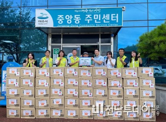 코리아월드써비스㈜(대표 김완식)가 지역 이웃을 돕기 위해 지난 21일 여수 중앙동 주민센터를 찾아 500만 원 상당의 라면 200박스를 전달했다.