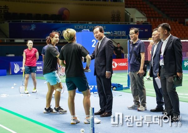박홍률 목포시장이 경기에 앞서 연습에 매진 중인 선수들을 격려하고 있다.