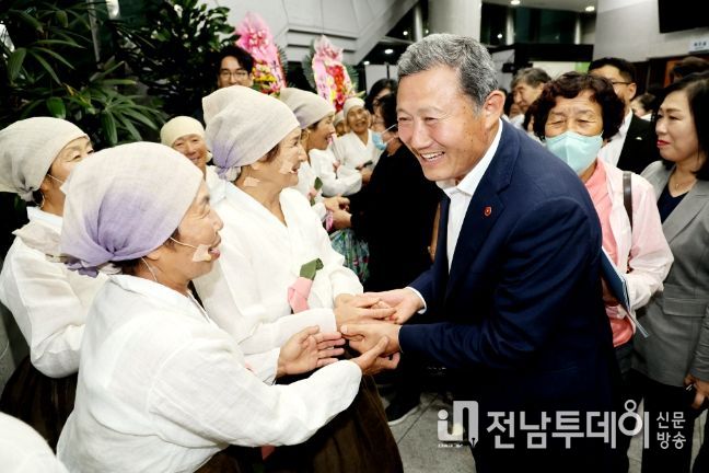 고산어촌계 해녀문화 부산공연 참석해 격려 인사하는 김완근 제주시장 