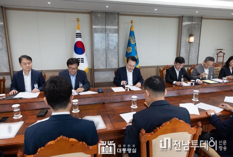8월 26일 윤석열 대통령은 용산 대통령실에서 제100차 수석비서관회의를 주재했다.