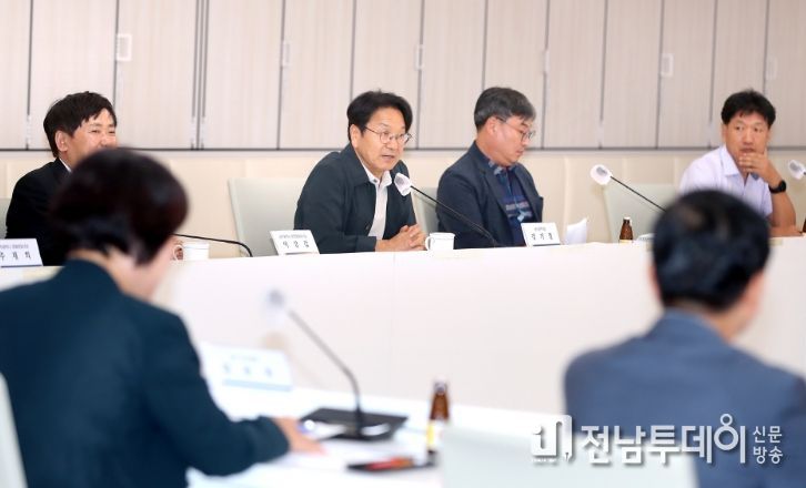 강기정 광주광역시장이 28일 오후 시청 3층 중회의실에서 열린 ‘상권영향평가 연구용역 착수 보고회’에 참석해 보고를 받고 있다. / 광주광역시 제공