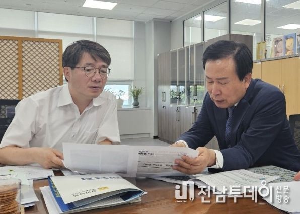 올해 상반기 박홍률 목포시장이 기획재정부 김동일 예산실장을 만나 현안사업에 대한 국비 지원을 건의하는 모습.