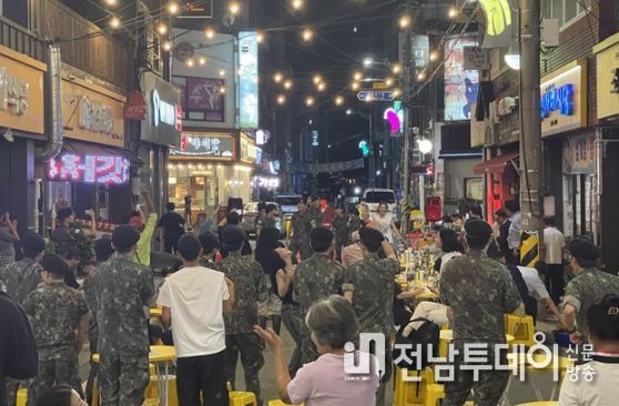 강진군 강진읍을 찾은 관광객과 국군장병들이 ‘목야청청’ 현장을 즐기고 있다.
