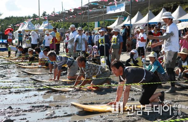 보성군, 뻘에서 펼쳐지는 유쾌한 레이스, 제9회 레저뻘배대회로 오세요!_레저뻘배대회를 하고 있다