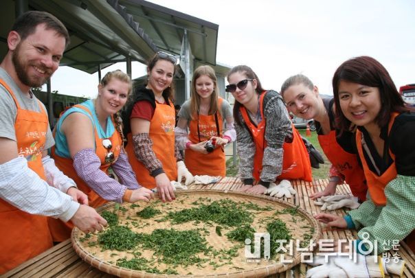 보성군, 오감만족 국가농어업유산축제 세배로 즐기는 꿀팁! _ 관광객들이 차만들기 체험을 하고 있다