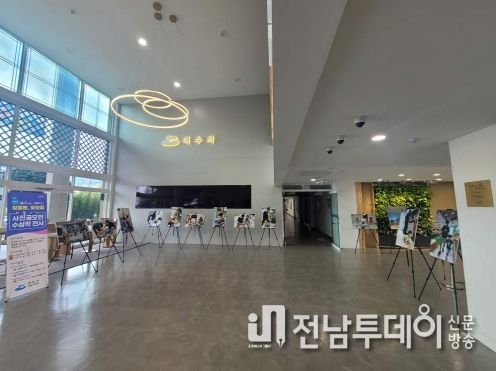 여수시(시장 정기명)는 오는 30일까지 시청, 여수문화홀, 이순신도서관에서 「같이하면 가치있는 ‘맞돌봄, 맞살림’」 사진 공모전 수상작 전시회를 개최한다.