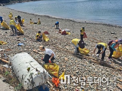 여수시 화정면(면장 배도선)은 지난 8월 29일 여수해양환경인명구조단(단장 박근호) 주관으로 화정면 백야마을 몽돌해변 일원에서 해양쓰레기 청결활동을 펼쳤다.