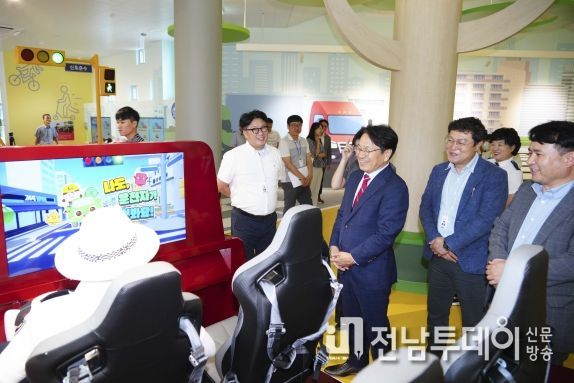 강기정 광주광역시장이 20일 오후 북구 어린이교통공원에서 열린 광주교통문화연수원 현장대화에 앞서 재단장한 실내 교육체험관을 둘러보고 있다.