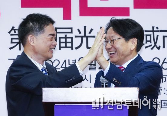 강기정 광주광역시장(오른쪽)이 20일 오후 서구 광주차이나센터에서 열린 '제10회 중국문화주간 개막식'에 참석해 꾸징치 주 광주 중국총영사(왼쪽)와 개막선포를 하며 하이파이브 하고 있다./광주광역시 제공