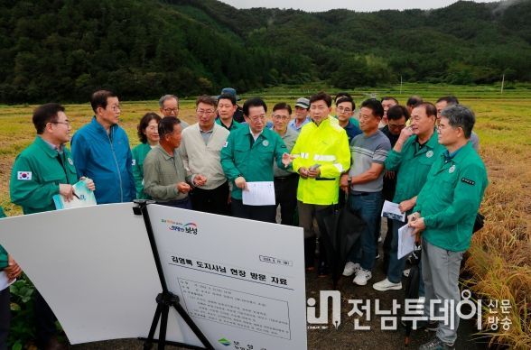 보성군, 벼멸구 및 호우 피해 현장 살피고 피해 최소화에 역량 집중 지시_ 김철우 군수와 김영록 도지사 등 호우·강풍으로 인한 벼 도복 피해 현장을 방문해 피해 현황을 점검하고 벼멸구 긴급 방제비 지원 및 농업재해 대책을 논의하고 있다.