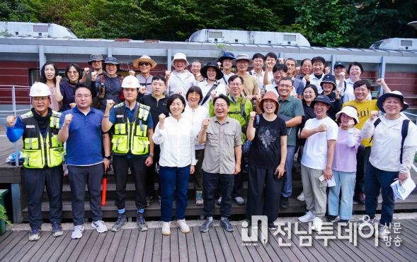 강기정 광주광역시장이 28일 도시철도 2호선 1단계 구간과 연계한 대·자·보(대중교통·자전거·보행 중심) 도시 실현을 위해 박필순·최지현 광주시의회 의원, 시민단체, 관계공무원 등과 서구 풍금사거리-월드컵경기장사거리 현장답사를 벌이고 있다.