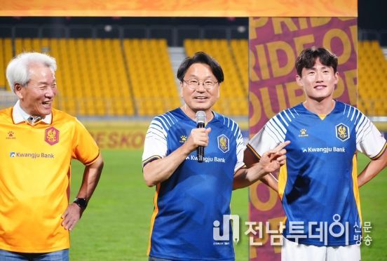 강기정 광주광역시장이 지난 5일 오후 광주 서구 광주축구전용구장에서 열린 2024 광주FC 아시아챔피언스리그(ACLE) 출정식에 참석해 이정효 감독, 선수단과 함께 선전을 기원하고 있다.