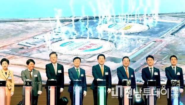 김영록 전라남도지사가 4일 여수 소노캄호텔에서 열린 ‘지역활성화 투자 펀드 선정·기회특구 1호 투자 여수 묘도 LNG 허브터미널 착공식’에서 주요 내외빈들과 착공식 세리머니를 하고 있다.