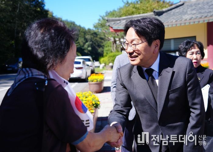 강기정 광주광역시장이 4일 오전 북구 국립5·18민주묘지 민주의문 앞에서 세계호남향우회 총연합회 향우들을 맞이하고 있다./광주광역시 제공
