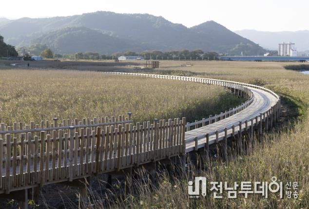 중도방죽 데크길