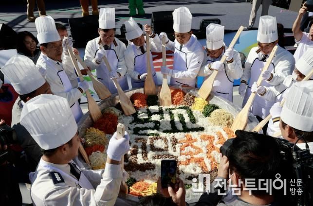 대형 꼬막 비빔밥을 비비고 있다