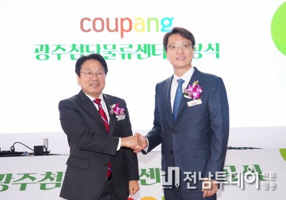 강기정 광주광역시장(왼쪽)이 14일 오전 광산구 평동3차 산업단지에서 열린 ‘쿠팡㈜ 광주첨단물류센터 준공식’에 참석해 박대준 쿠팡 대표와 악수를 하고 있다.