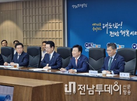 정기명 여수시장이 지난 14일 전남도청 동부청사에서 열린 ‘동부권 정책회의 및 기자간담회’에 참석, 김영록 전라남도지사에게 섬박람회 도비 추가지원을 건의했다.