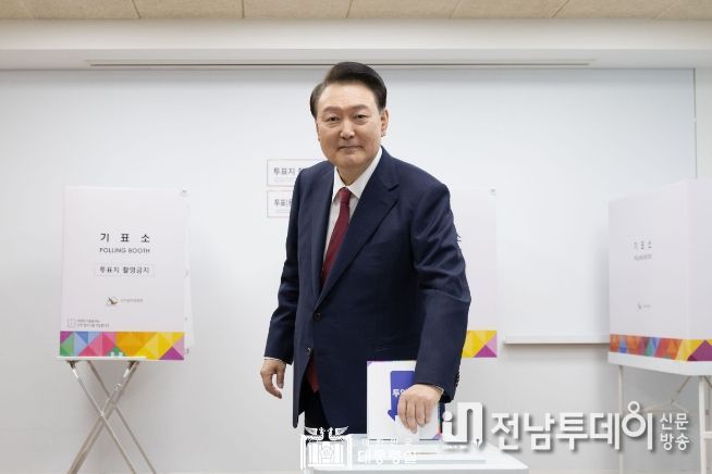 10월 16일 윤석열 대통령은 2024년 하반기 재·보궐선거일인 오늘 서울 용산공예관에 마련된 투표소에서 소중한 한 표를 행사했다.