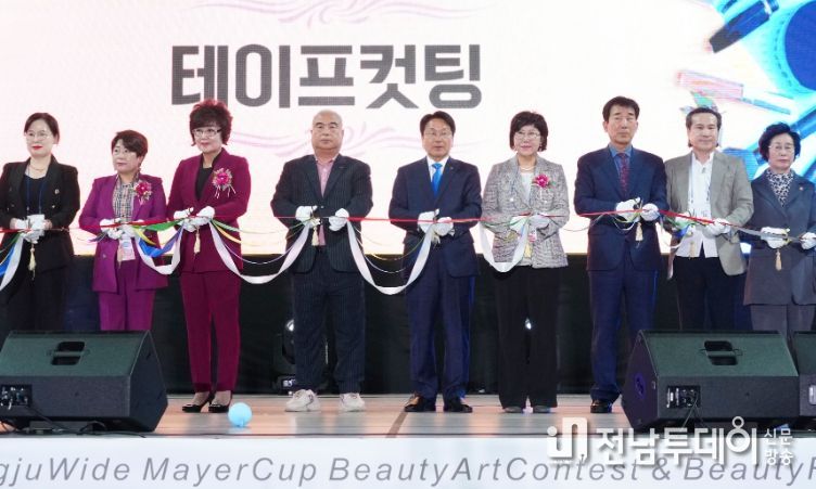 강기정 광주광역시장이 22일 오후 광산구 광주여대 유니버시아드체육관에서 열린 ‘시장배 미용경기대회 개막식’에 참석해 테이프커팅을 하고 있다./광주광역시 제공