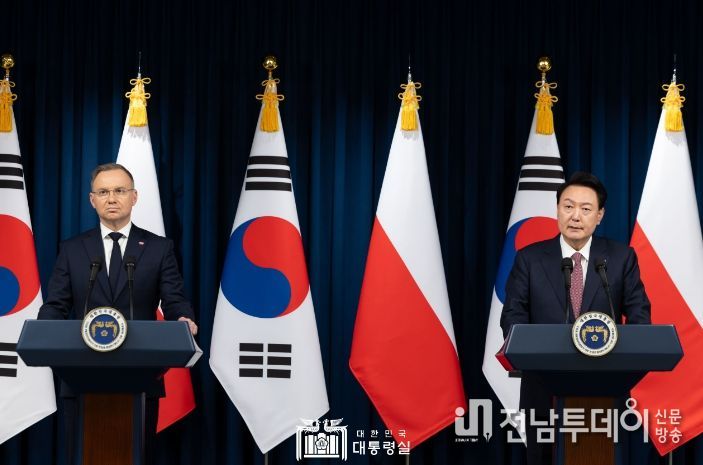 10월 24일 윤석열 대통령은 안제이 두다 폴란드 대통령과 공동언론발표를 했다.