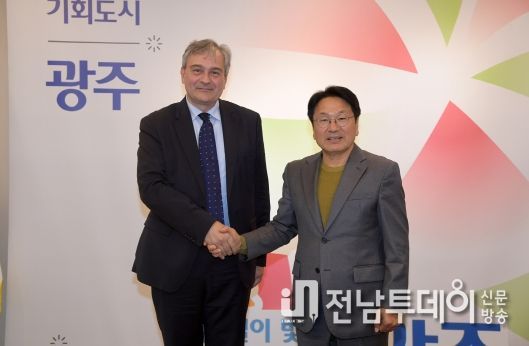 강기정 광주광역시장이 25일 오후 시청 접견실에서 다미르 쿠센 주한 크로아티아대사의 예방을 받고 환담을 나눈 후 기념촬영을 하고 있다.