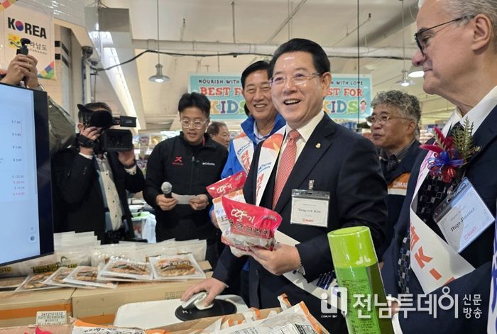 미국을 방문 중인 김영록 전라남도지사가 26일(현지시간) H-마트 리지필드점에서 열린 ‘H-마트 온라인몰 전남식품관 개설 및 판촉행사’에 참석, 시설 내부를 둘러보고 있다.