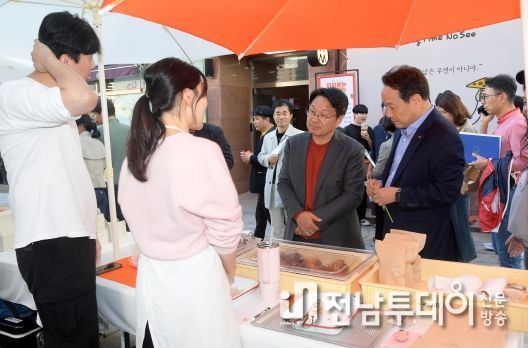 강기정 광주광역시장이 지난 26일 오후 동구 동명동 카페거리에서 열린 제4회 동명커피산책에 참석해 드립커피 시음회, 플리마켓, 팝업존 등 현장투어를 하고 있다.