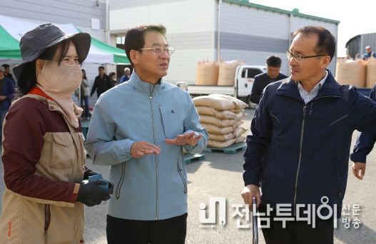 강진원 강진군수가 가루쌀 수매 현장을 찾아 출하농가를 격려하고 있다.