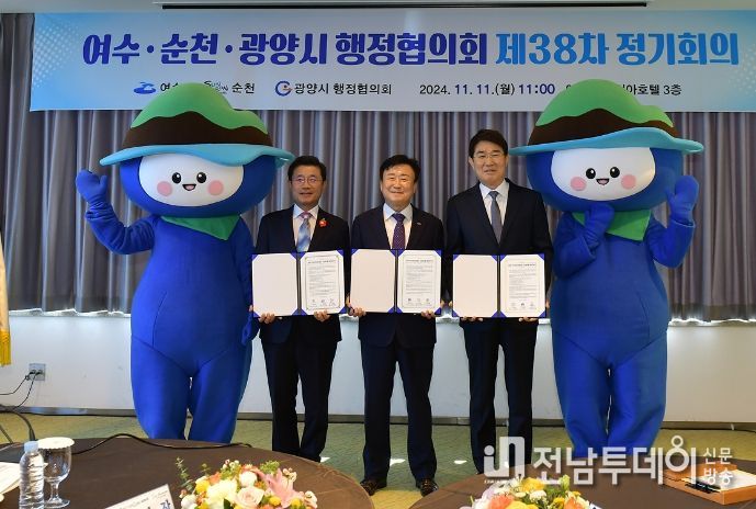 ‘2026여수세계섬박람회 성공개최 협력 협약’ 체결 사진(왼쪽부터 정인화 광양시장, 정기명 여수시장, 노관규 순천시장)