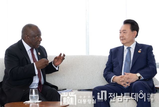 11월 19일 윤석열 대통령은 마타멜라 시릴 라마포사 남아프리카공화국 대통령과 정상회담을 가졌다.