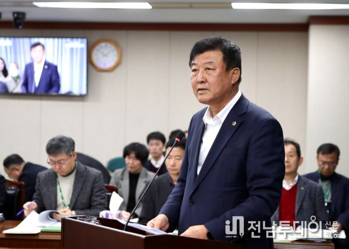 11월 20일 신승철 의원이 제386회 정례회 제2차 농수산위원회 회의에서 대표 발의한 조례안에 대한 제안설명을 하고 있다.